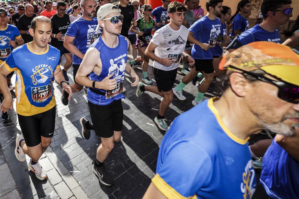 El azul tiñe el corazón de Oviedo con las camisetas de los 1.600 participantes en la carrera solidaria por el autismo El azul tiñe el corazón de Oviedo con las camisetas de los 1.600 participantes en la carrera solidaria por el autismo