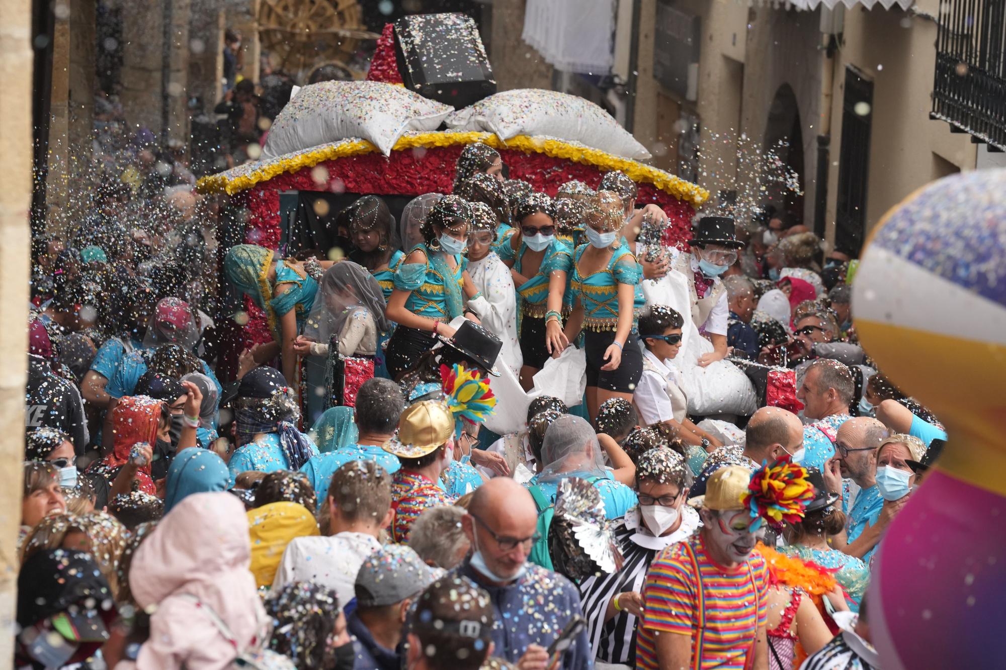 Búscate en el desfile de carrozas y disfraces de l'Anunci de Morella