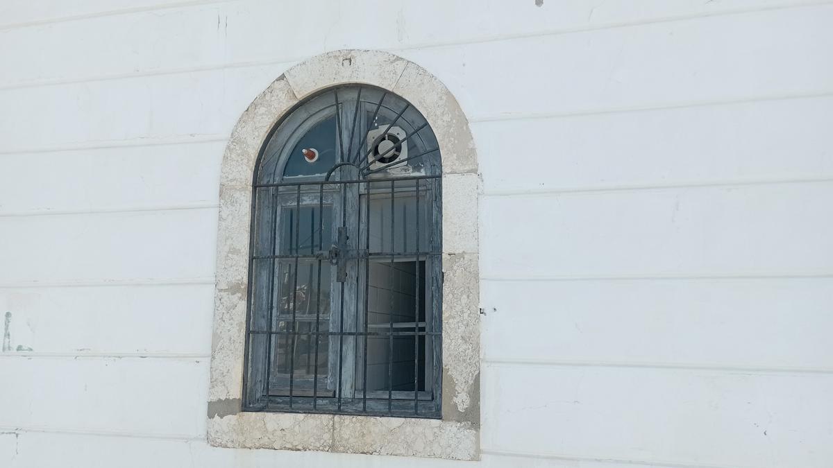 Una de las ventanas de la Farola, con dos cristales rotos, esta semana.