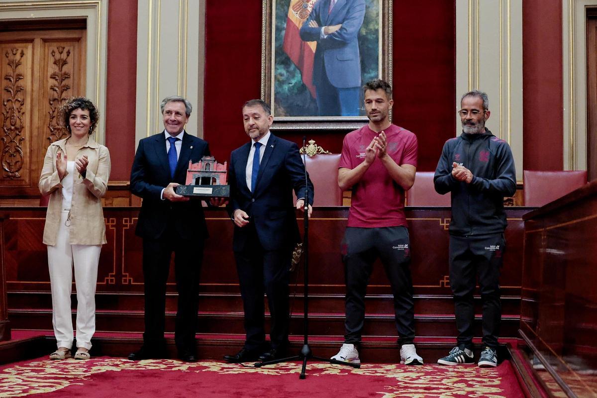 Así fue la visita institucional del CD Tenerife al Ayuntamiento de Santa Cruz