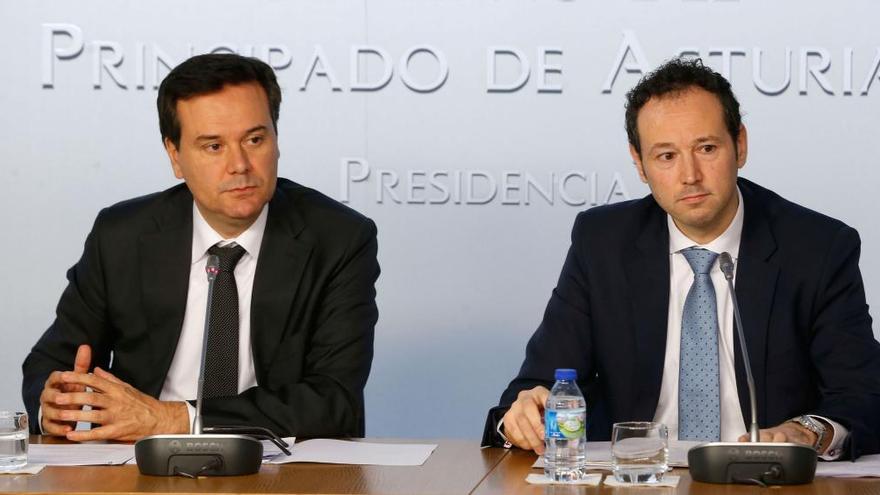 Los consejeros Francisco Blanco y Guillermo Martínez, tras la reunión del Consejo de Gobierno de esta mañana.