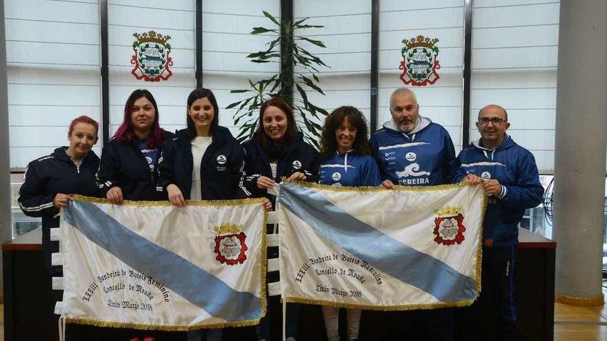 Representantes municipales y del club con las dos banderas. // Gonzalo Núñez