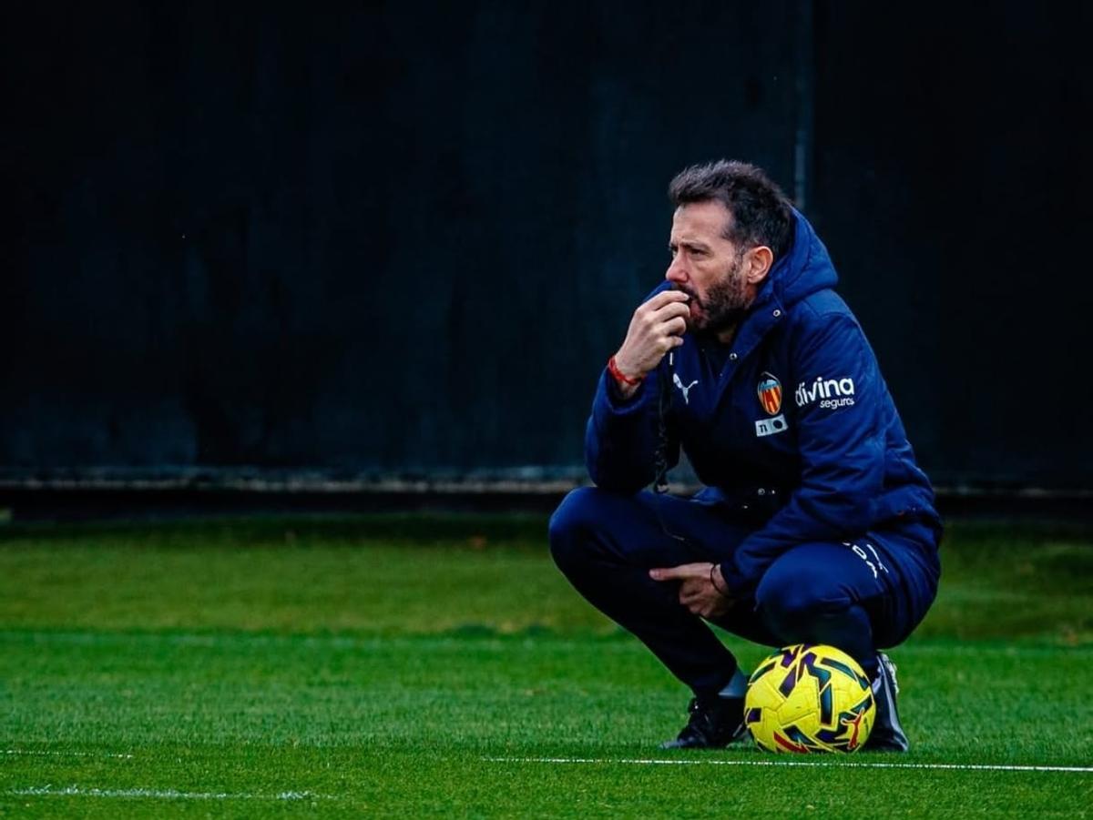 Carlos Corberán, entrenador del Valencia CF, en una de las últimas sesiones de entrenamiento antes del partido