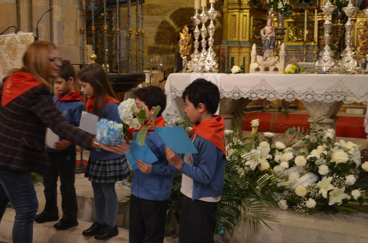 Ofrenda floral del colegio San Vicente de Paúl de Benavente a la Virgen de la Vega, en imágenes