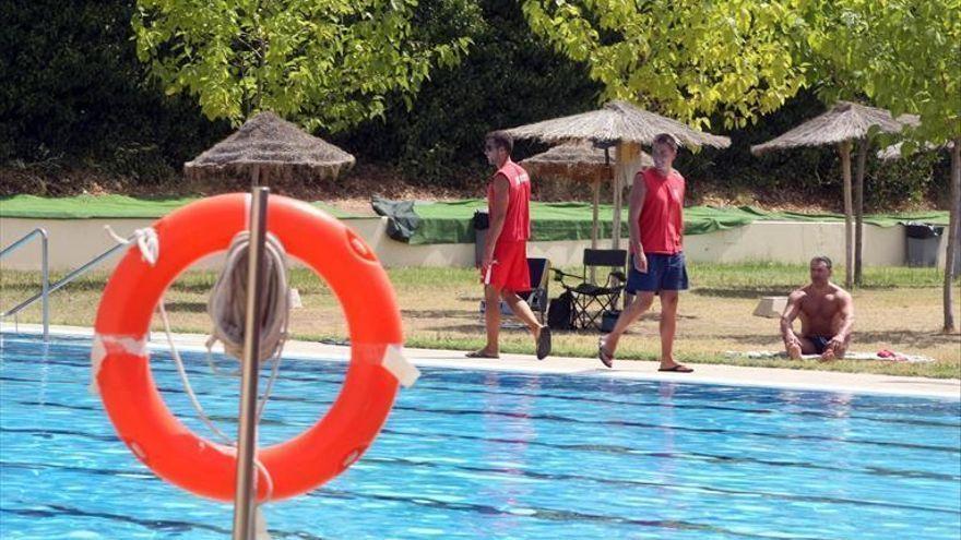 Socorristas en la piscina de La Fuensanta.