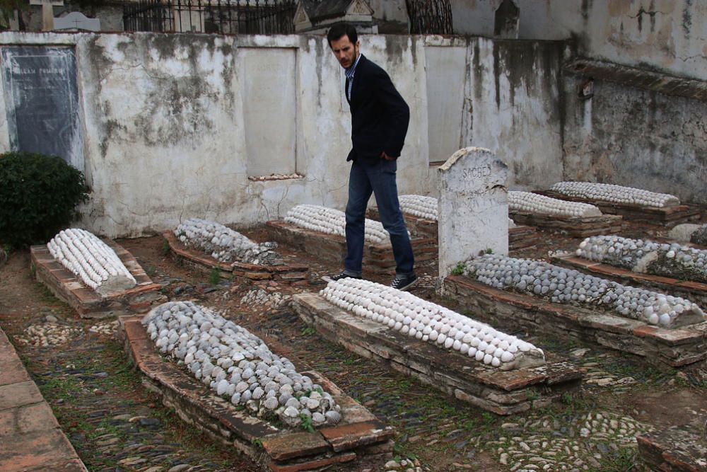 El recinto original del Cementerio Inglés, con varias de las tumbas recubiertas de conchas ya restauradas.