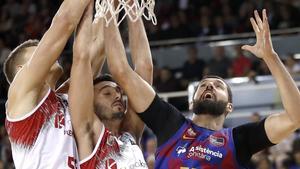 Mirotic intenta encestar ante Mockevicius y Marc García