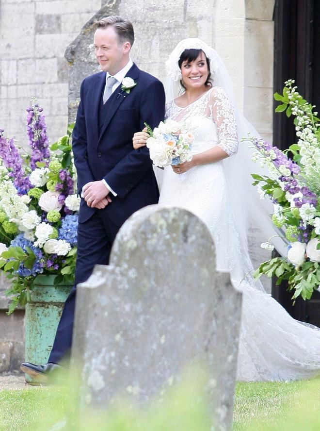 Lily Allen del brazo de Sam Cooper el día de su boda