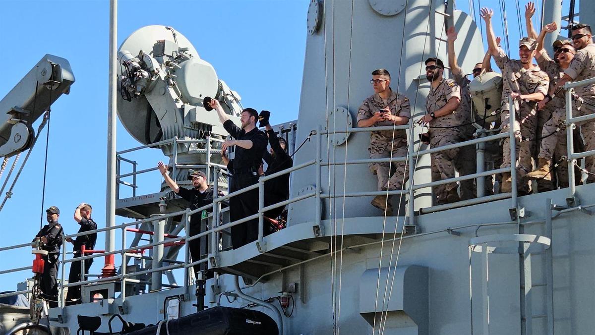 Integrantes de la tripulación de la fragata Numancia partiendo de la Base de Rota para la Operación Atalanta.