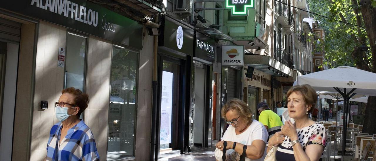 Paseantes por la zona de tiendas de l’Albereda de Xàtiva, en una imagen de archivo. | PERALES IBORRA