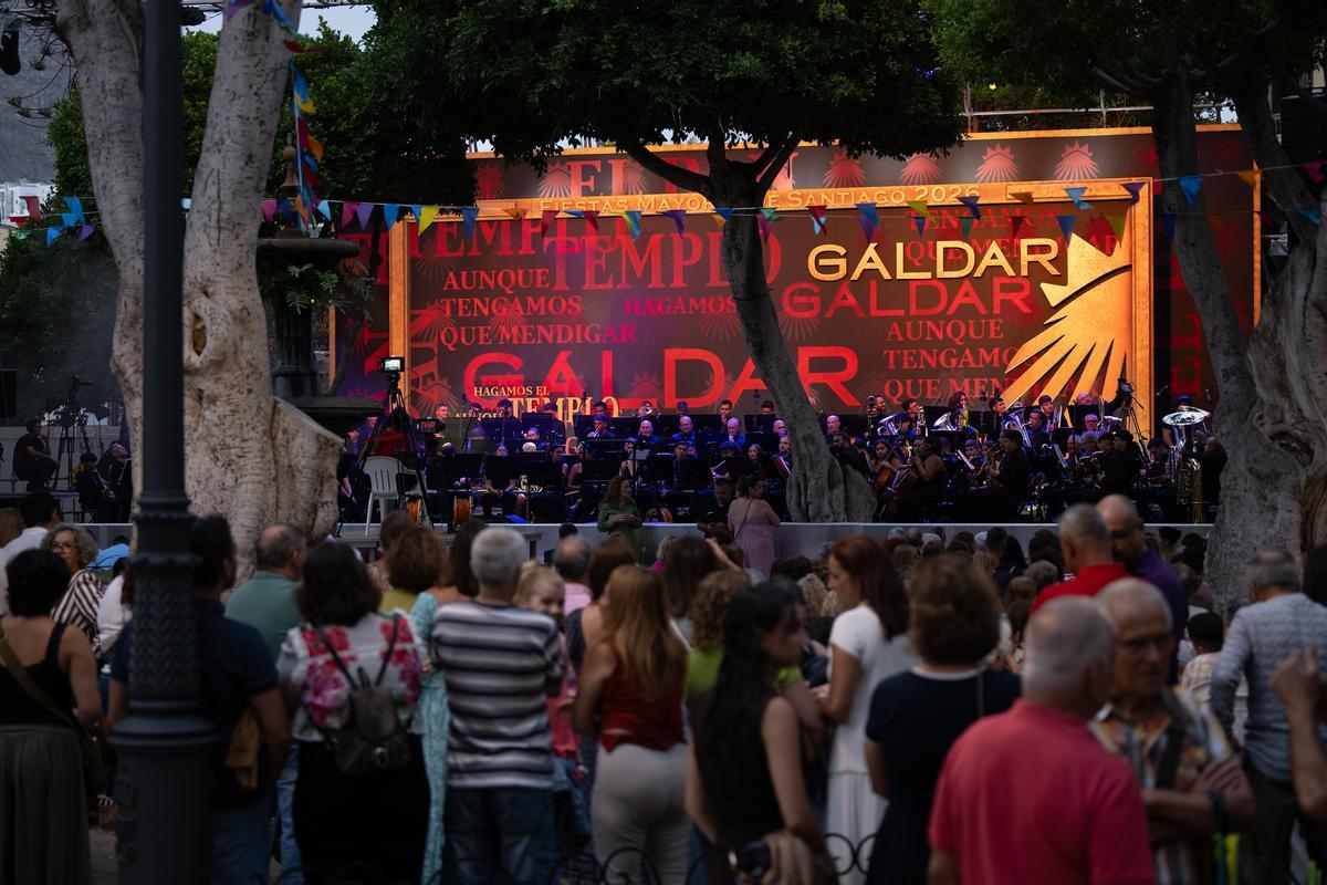 Ambiente del concierto con la banda de Gáldar en directo