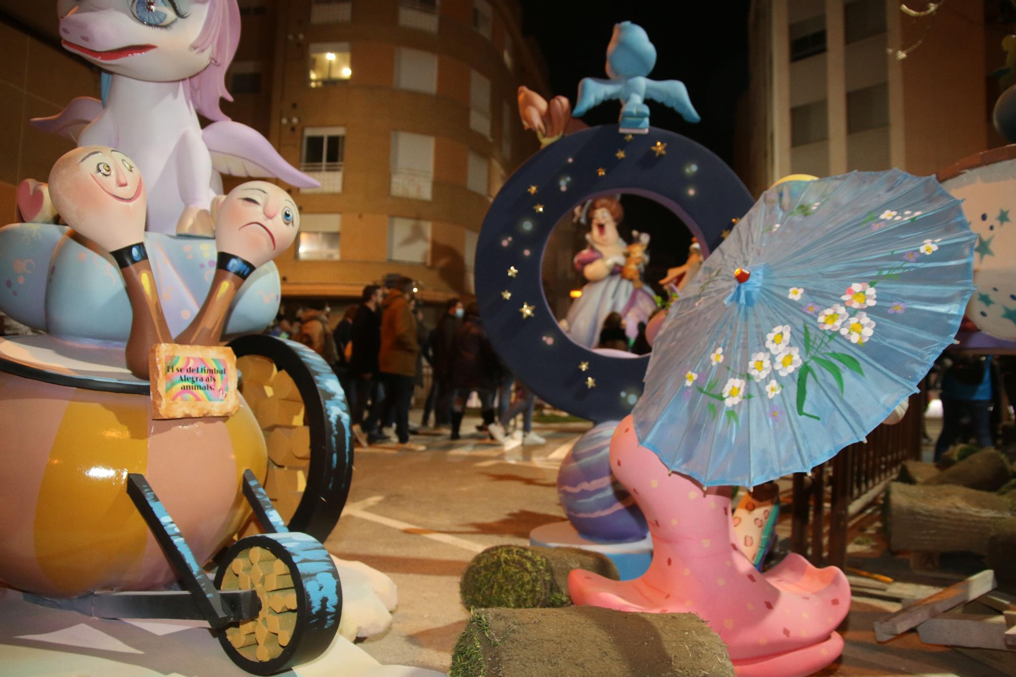 Las mejores imágenes de la 'plantà' de las fallas en Burriana