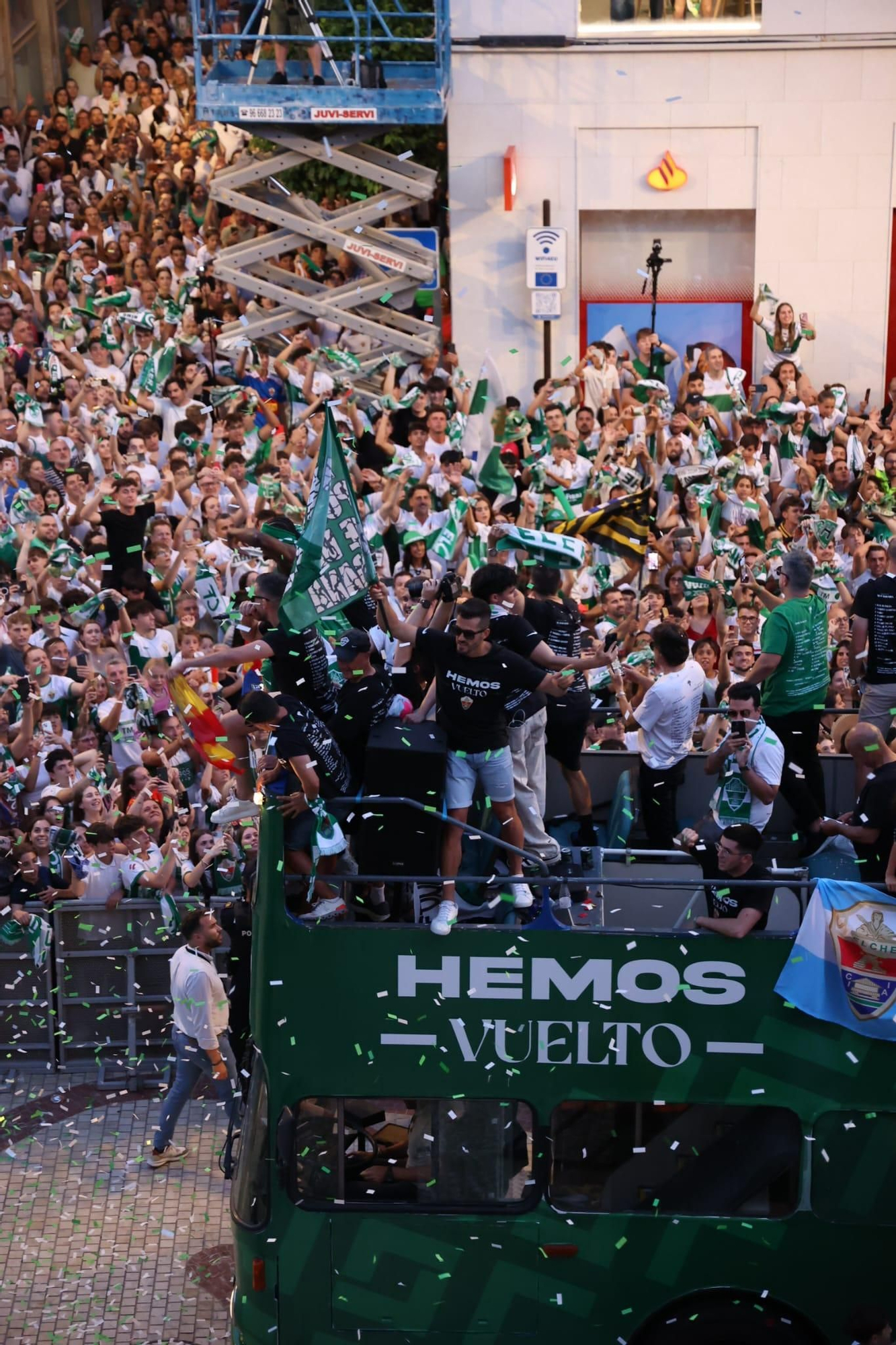 El Elche CF celebra el ascenso a Primera con una rúa en autobús hasta la Plaça de Baix