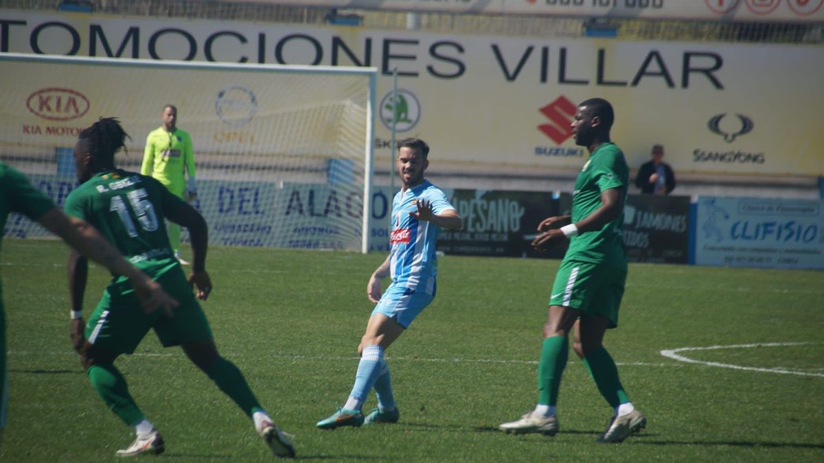 Santi Luque pide tranquilidad durante el partido.