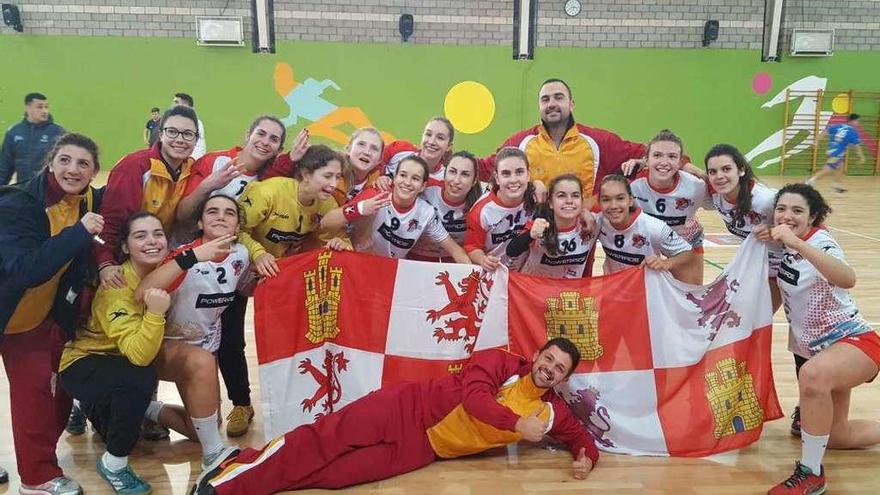 Las juveniles de Castilla y León celebran el tercer puesto conseguido en Galicia.