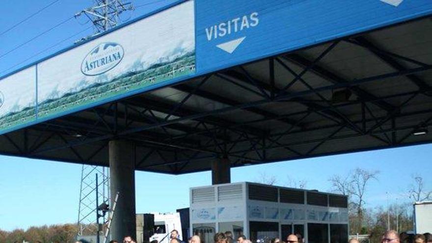 La protesta de los empleados de Capsa frente a la entrada de la factoría.