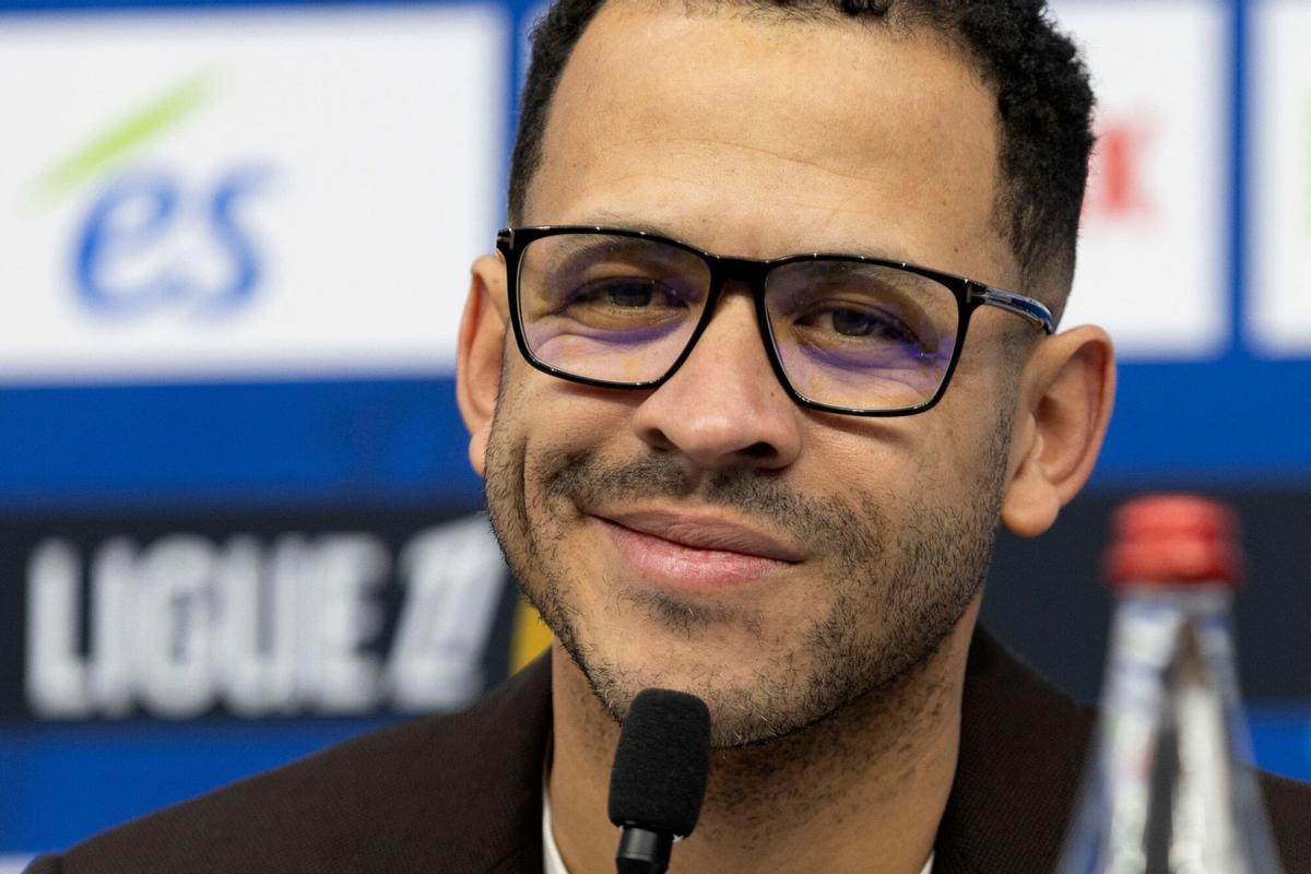 Liam Rosenior durante una rueda de prensa previa al partido de liga que enfrentaba al Chelsea en el campo del Fulham