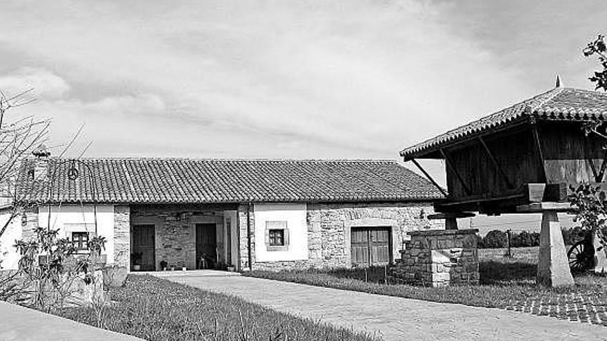 Casa mariñana, con pozo y hórreo, en Villaverde.