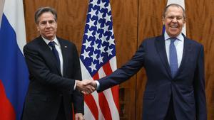 El secretario de Estado de EEUU, Anthony Blinken, se saluda con el ministro de Exteriores ruso, Sergey Lavrov.