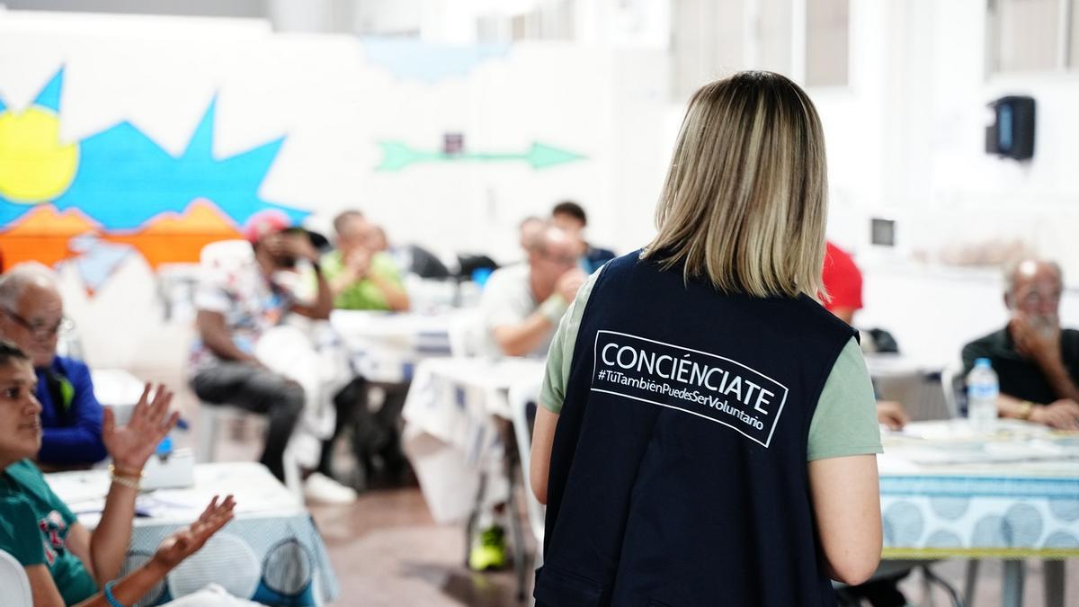 Una voluntaria de Conciénciate dirige uno de los talleres que organiza la asociación para mejorar las capacidades de los usuarios.