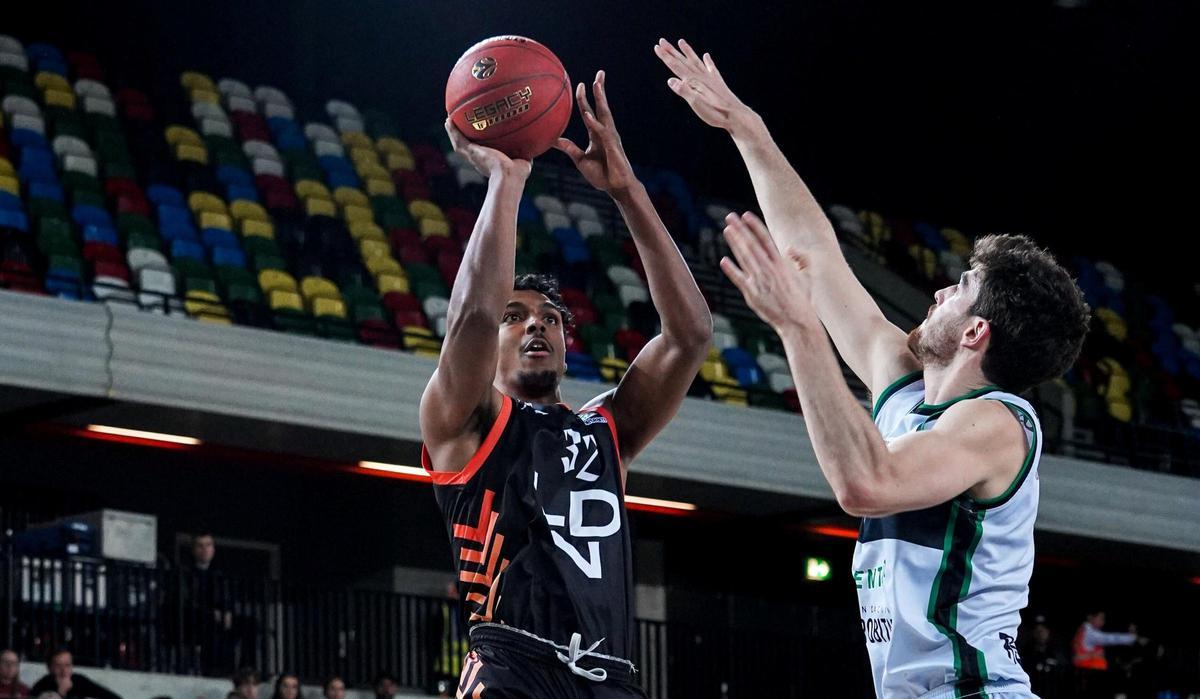 Dhonte Graham lanza a canasta ante la oposición de Busquets