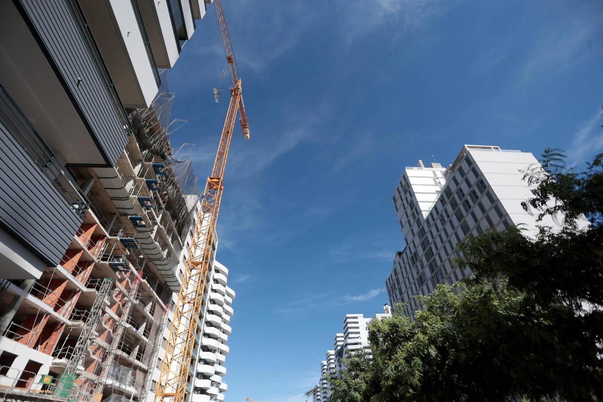 Imagen de archivo de una promoción de viviendas en construcción en Valencia