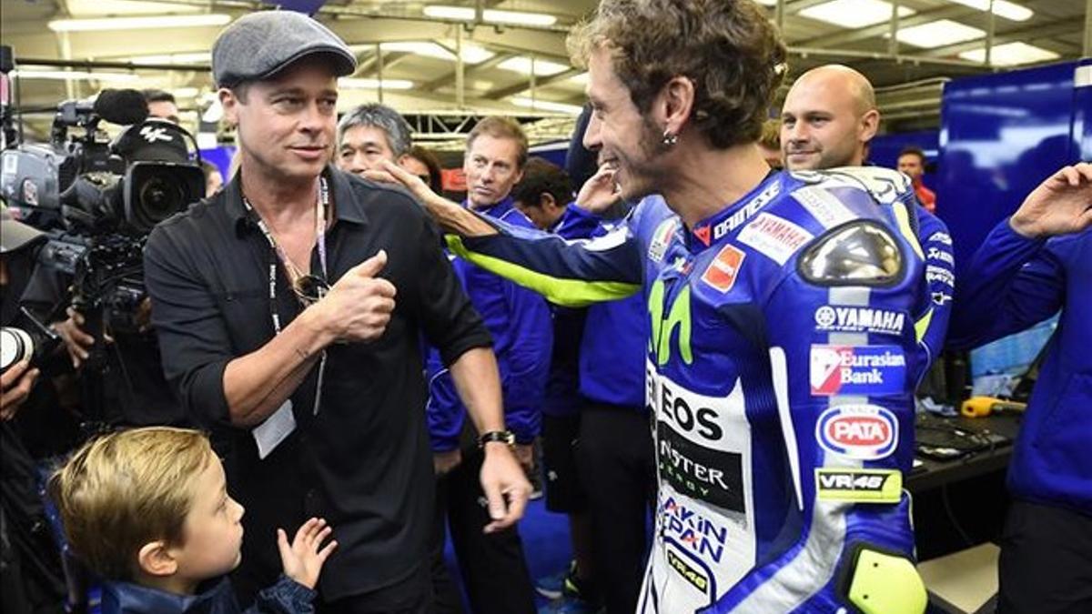 Brad Pitt y uno de sus hijos, en Silverstone con Valentino Rossi