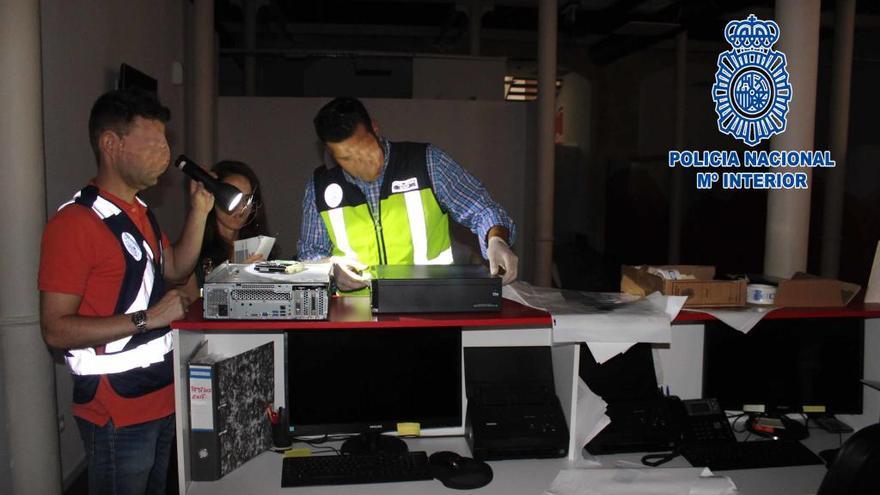 La Policía entra en la clínica de iDental de Cobatillas