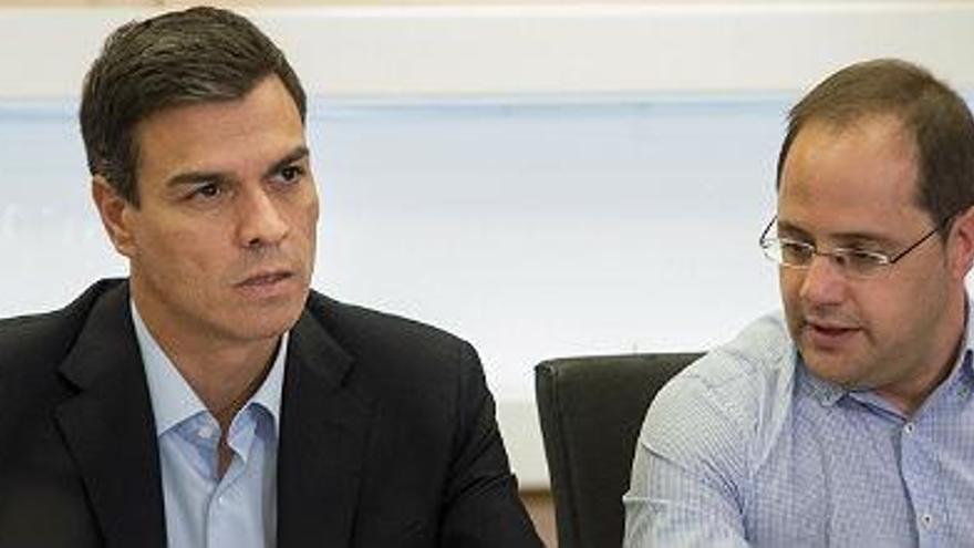 Sánchez anuncia un congreso con primarias en octubre y desata la guerra en el PSOE