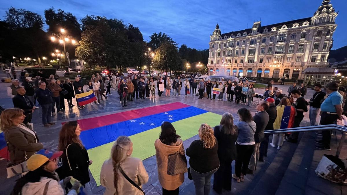 Concentración de venezolanos en Asturias contra Maduro.