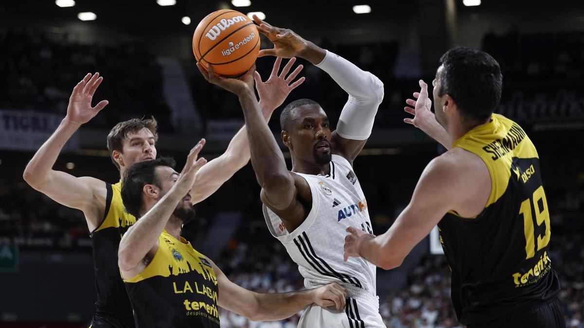 Doornekamp, Costa y Shermadini tratan de defender a Ibaka en el Real Madrid-Canarias de este curso.