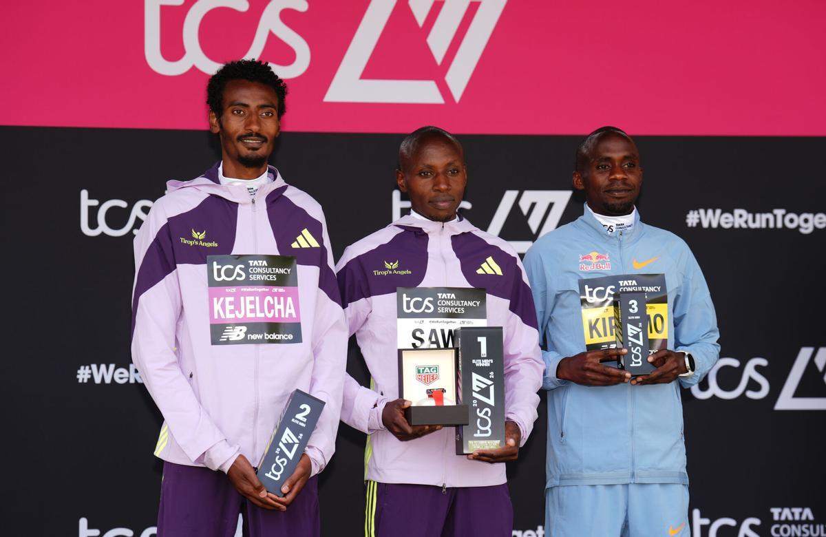 Sabastian Sawe (centro), Yomif Kejelcha (izquierda) and Jacob Kiplimo (derecha) tras el maratón de Londres