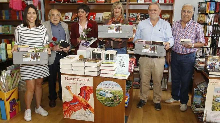 Presentación de la campaña &quot;Libros en movimiento&quot;, ayer, en la librería La Guía. // A. Villar