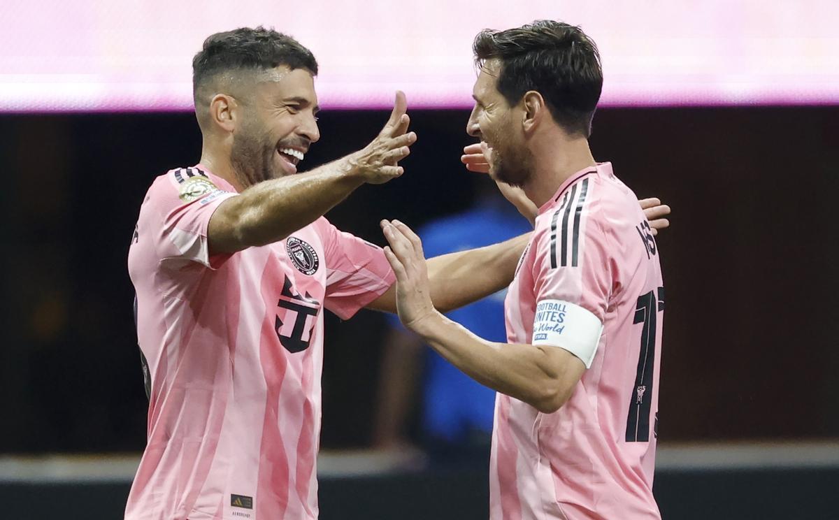 Leo Messi junto a Jordi Alba celebrando un gol con el Inter Miami