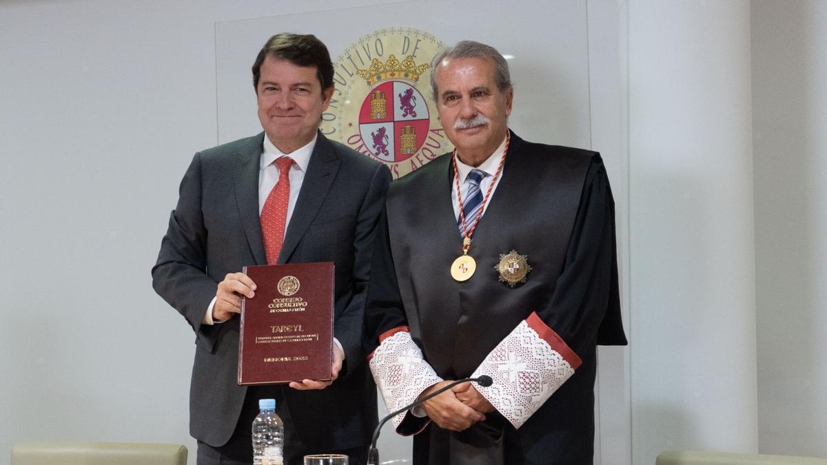 Agustín S. De Vega, con el presidente Mañueco en la presentación de la Memoria del Consultivo.