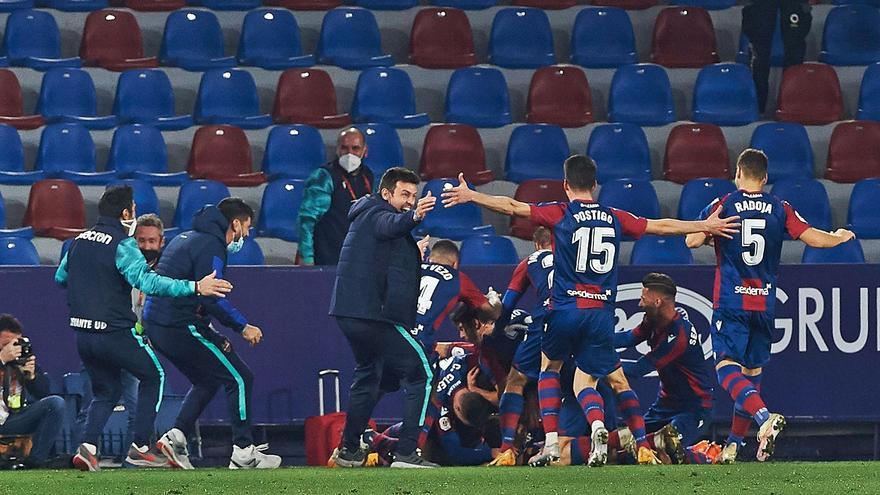 Los futbolistas del Levante
celebran el gol del triunfo
. europa press/afp7