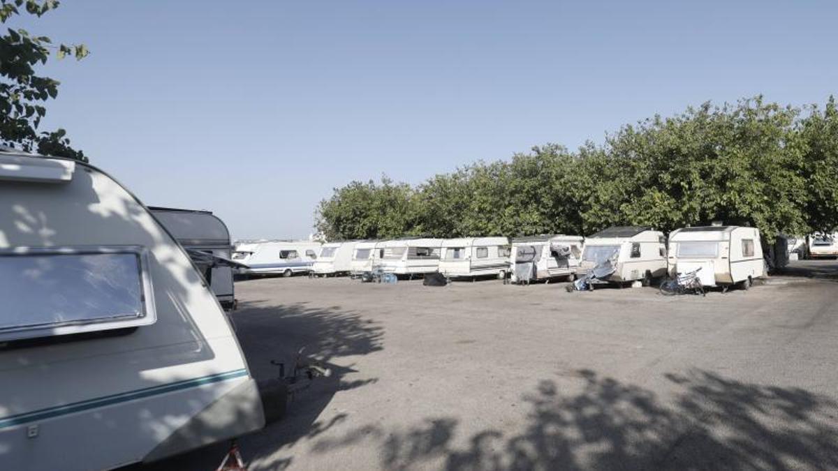 Decenas de autocaravanas estacionan en el aparcamiento de las piscinas de Son Hugo.