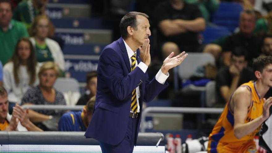 Salva Maldonado, entrenador del Herbalife, durante el partido de ayer.