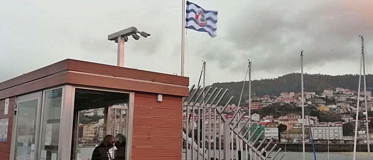 La bandera izada en el pantalán de Bueu. | // FDV La bandera izada en el pantalán de Bueu. | // FDV