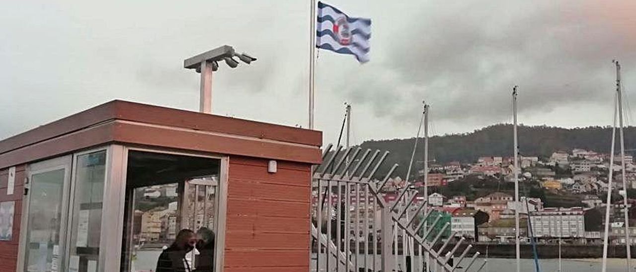 La bandera izada en el pantalán de Bueu.   | // FDV