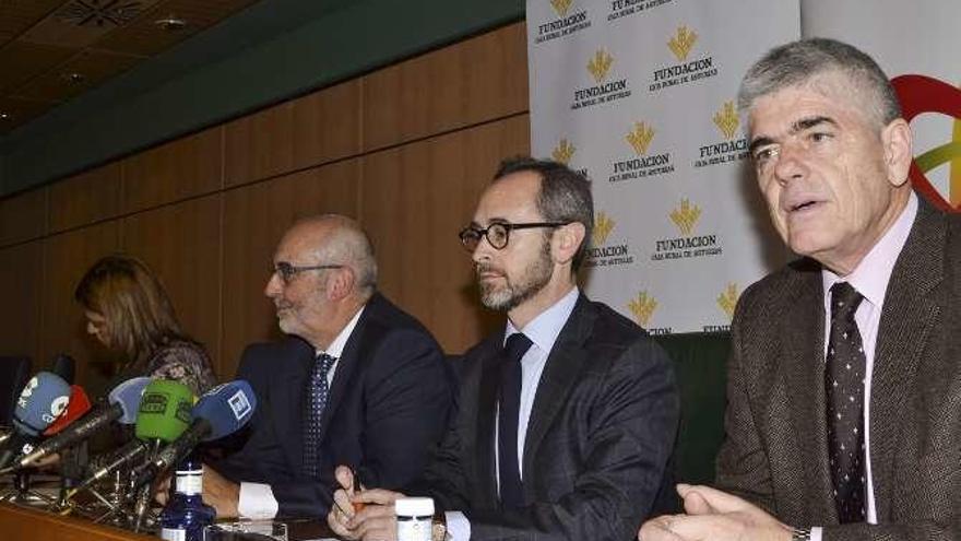 Por la derecha, Santiago Fernández, Antonio Blanco, Juan Luis Núñez y Gimena Llamedo, ayer, en Oviedo.