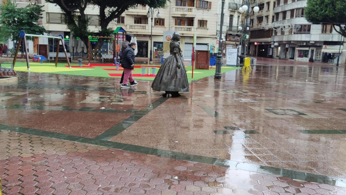 Una pareja pasea por la plaza Major de Alzira, en una imagen de archivo.