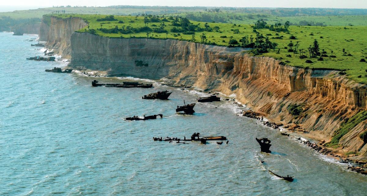 Cementerio de navíos en las playas de Sarico y acantilados de Barra do Dande, al norte de Luanda.