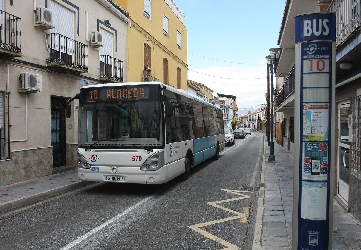 La línea 10 de la EMT, a su paso por la calle Torremolinos de Churriana.