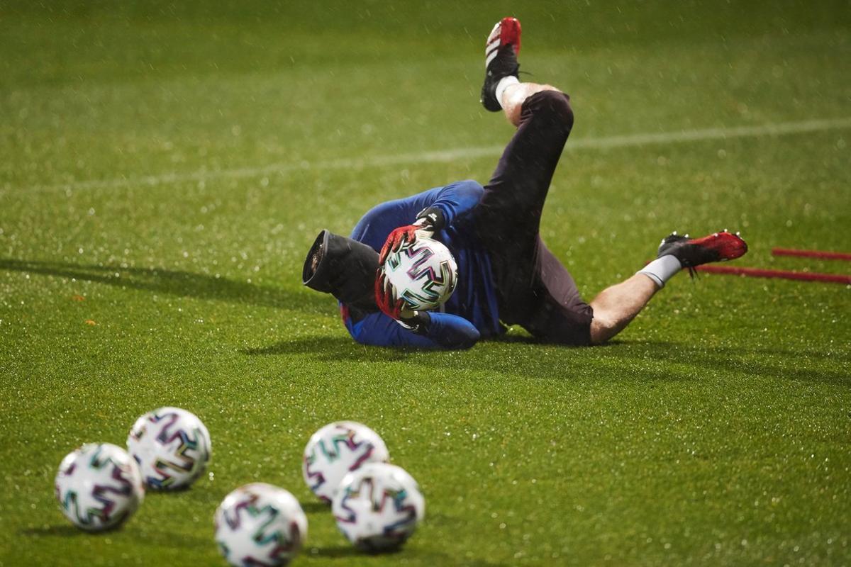 GRAFCAT072. SANT JOAN DESPÍ (BARCELONA), 21/01/2020.- El portero brasileño del FC Barcelona, Norberto Murara Neto, en la ciudad deportiva Joan Gamper durante el entrenamiento en el que el equipo azulgrana prepara su partido de Copa del Rey que mañana disputarán ante el Eivissa. EFE/Alejandro García.