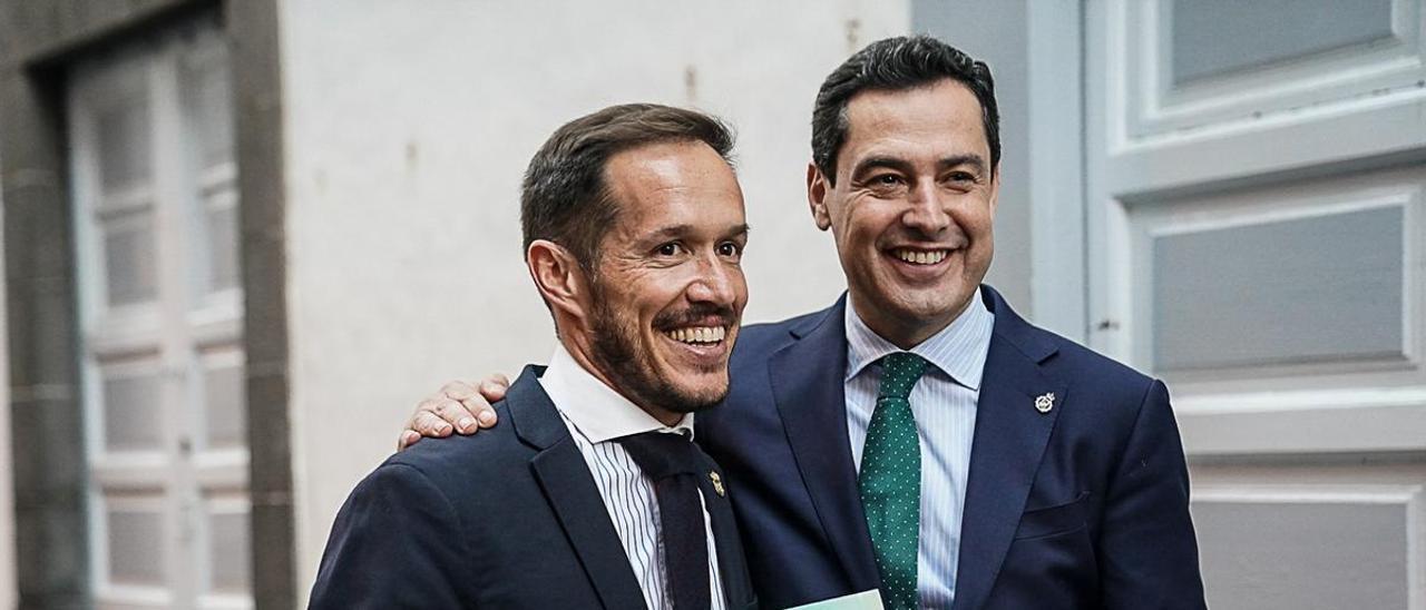 El presidente andaluz, Juanma Moreno, le entrega un cheque solidario al presidente del Cabildo de La Palma, Mariano Hernández Zapata.