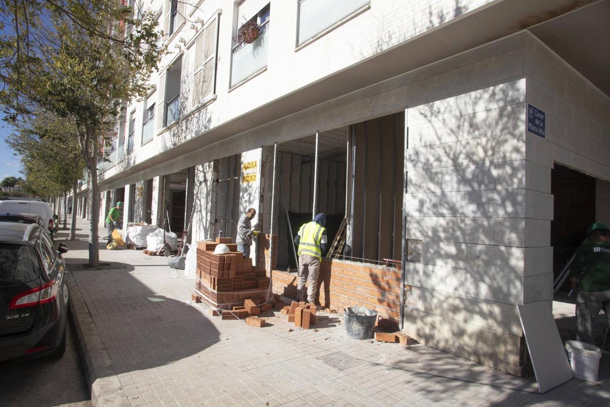 Operarios de la construcción en una obra en Xàtiva.