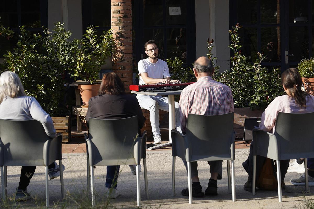 Concert per als usuaris a l’exterior de la llar.