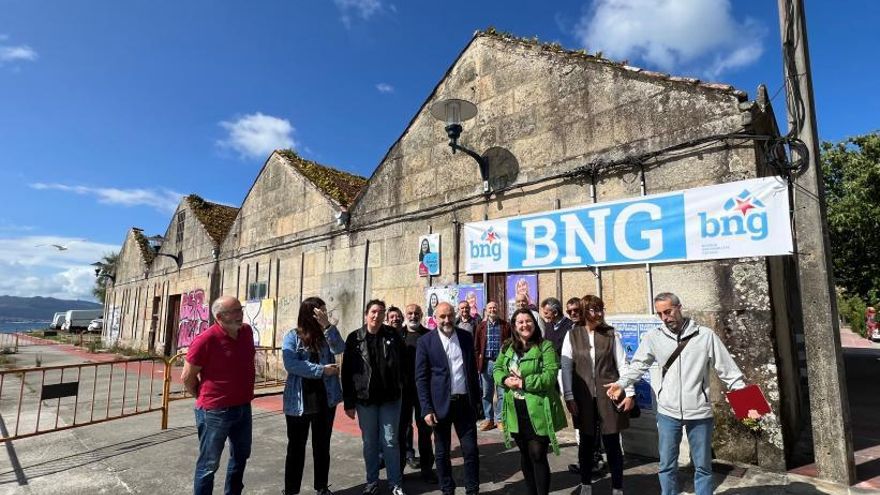 Néstor Rego y Araceli Gestido, con miembros de la candidatura de Cangas, ayer en Ojea. |   // GONZALO N.