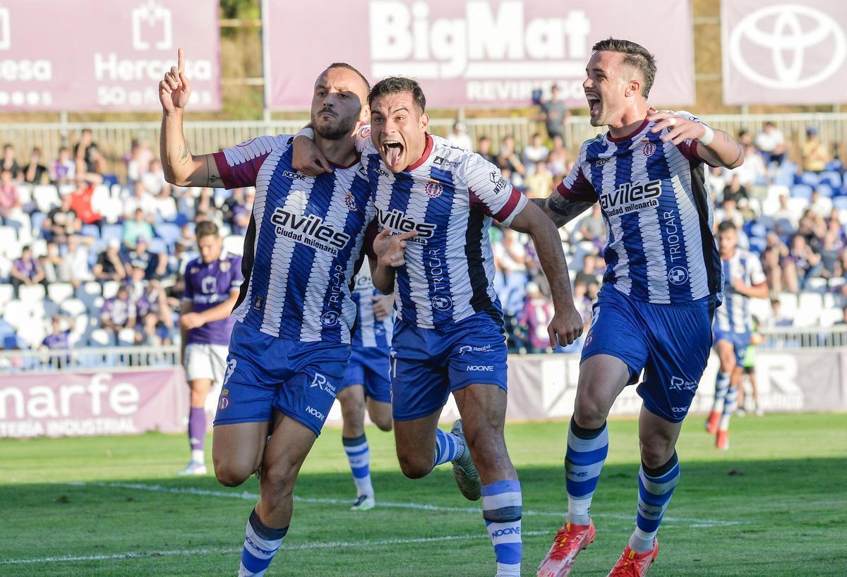 Santamaría, Raúl Rubio y Kevin Bautista celebran un gol del Avilés ante el Guadalajara en la primera vuelta